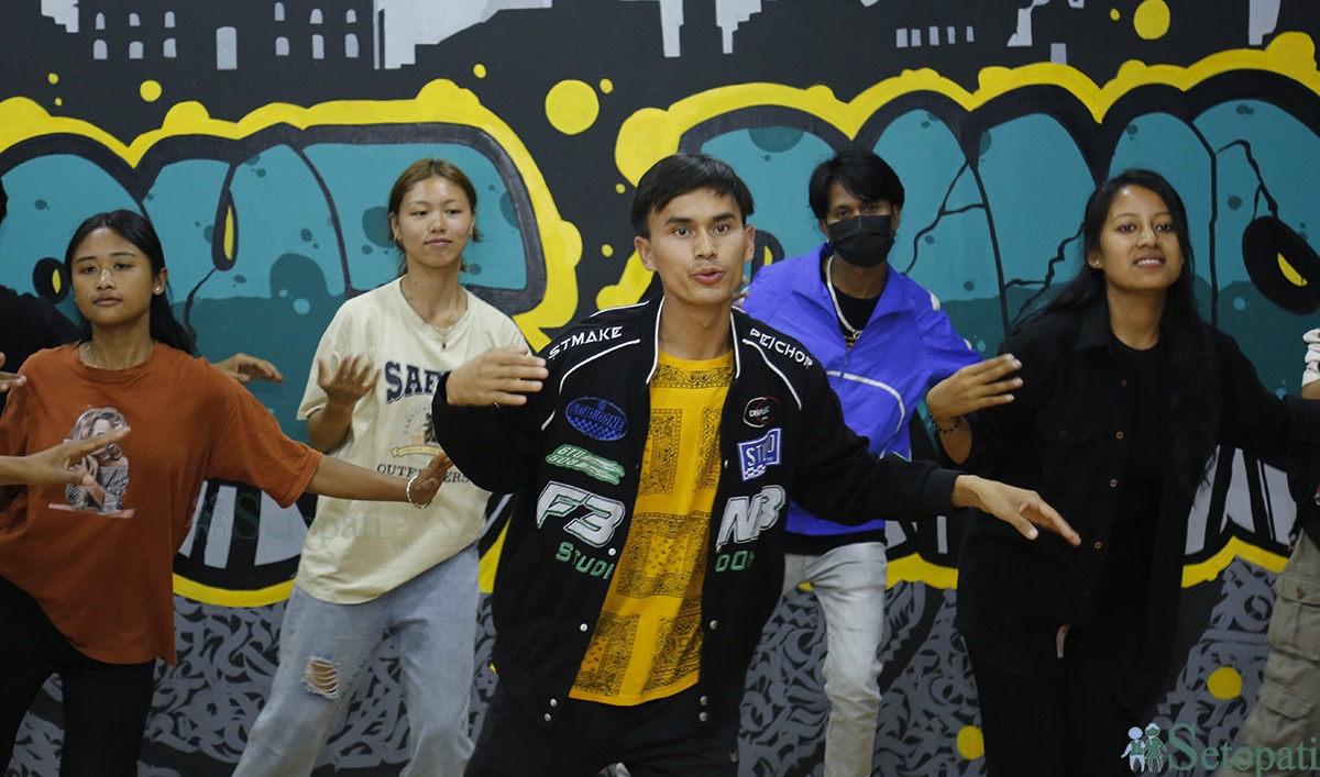 स्टुडियोमा नाच्दै गरेका युवाहरू। तस्बिरः नवीनबाबु गुरूङ/सेतोपाटी